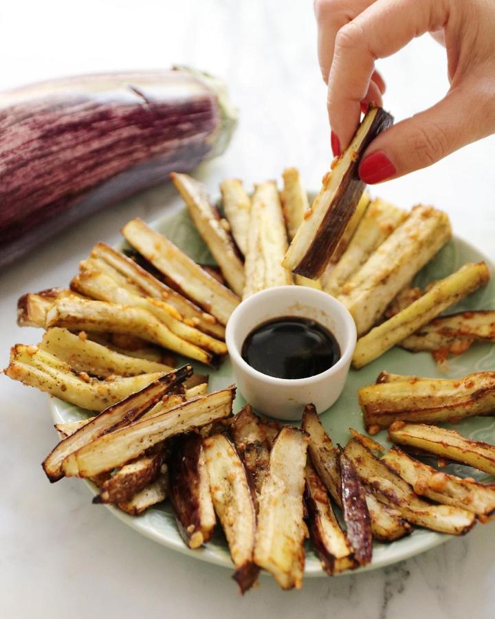 Snack de berenjena. Este snack es muy fácil de hacer... Primero cortamos en bastones la berenjena y precalentamos el horno a 180°C. A continuación, mezclamos la zanahoria con el queso parmesano, el aceite de oliva, la sal y la pimienta y horneamos los bastones de <a href="https://www.abc.es/bienestar/alimentacion/recetas-saludables/abci-10-recetas-verano-berenjena-como-protagonista-202008130124_noticia.html" target="_blank">berenjena </a>durante 20 minutos, hasta que queden dorados y dejamos enfriar.