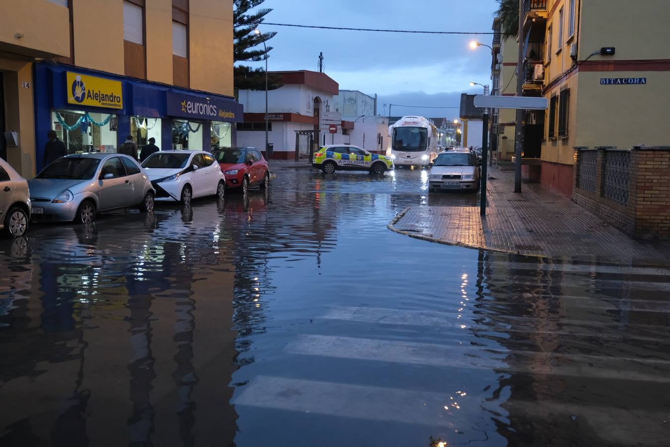 FOTOS: Calles anegadas y locales inundados tras la intensa lluvia en la provincia de Cádiz