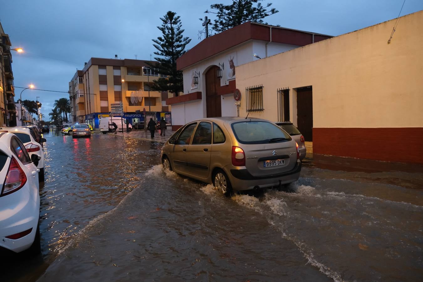 FOTOS: Calles anegadas y locales inundados tras la intensa lluvia en la provincia de Cádiz