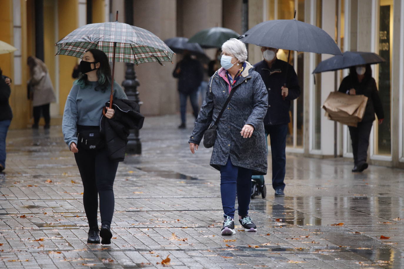 El primer día de la vuelta de las mascarillas a las calles en Córdoba, en imágenes