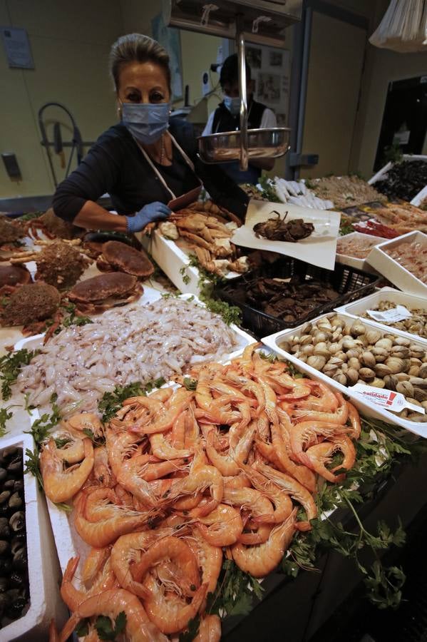 Los mercados de Sevilla han ofrecido sus mejores productos para la Navidad. JUAN FLORES