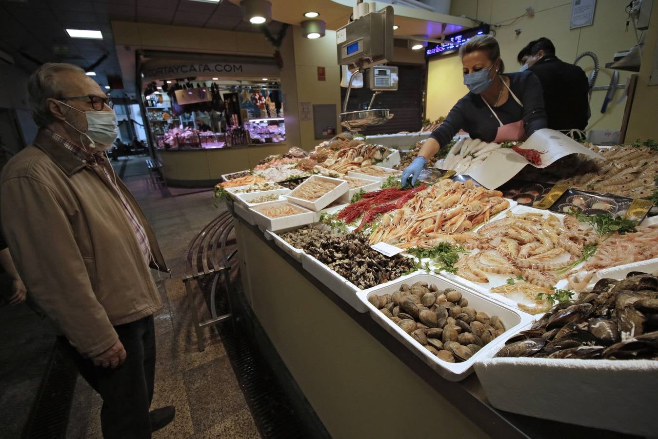 Los mercados de Sevilla han ofrecido sus mejores productos para la Navidad. JUAN FLORES