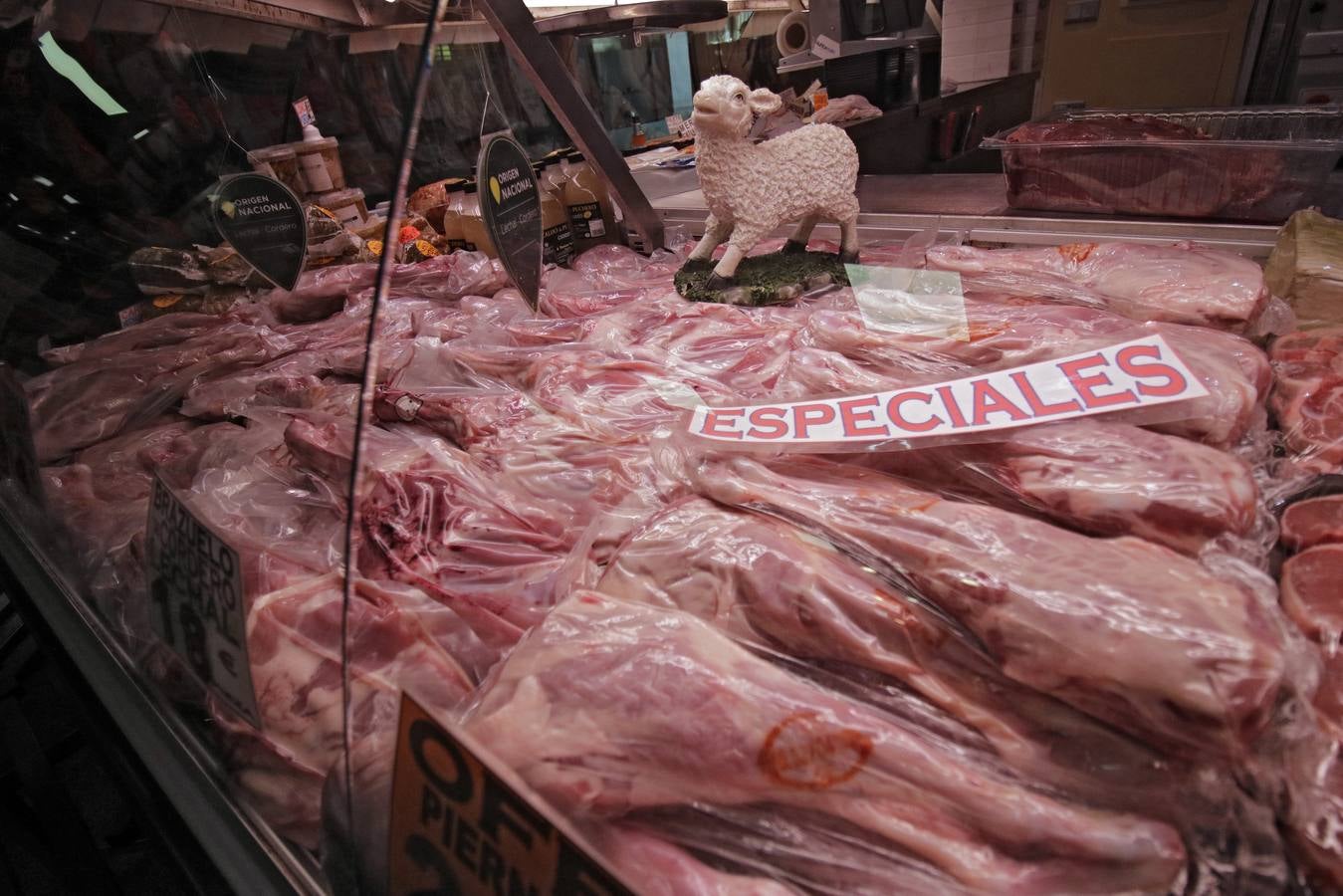 Los mercados de Sevilla han ofrecido sus mejores productos para la Navidad. JUAN FLORES