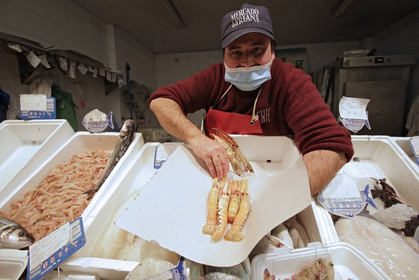 Los mercados de Sevilla han ofrecido sus mejores productos para la Navidad. JUAN FLORES