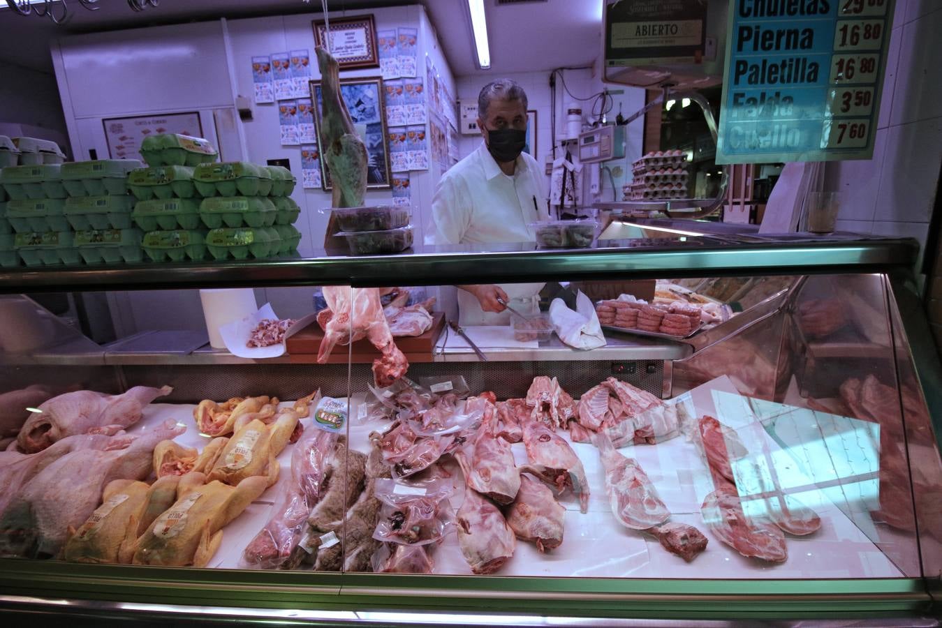 Los mercados de Sevilla han ofrecido sus mejores productos para la Navidad. JUAN FLORES