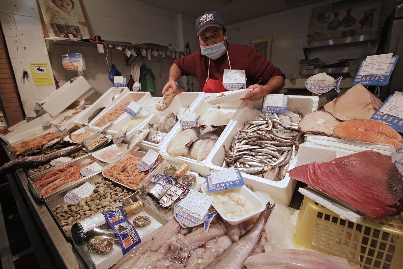 Los mercados de Sevilla han ofrecido sus mejores productos para la Navidad. JUAN FLORES