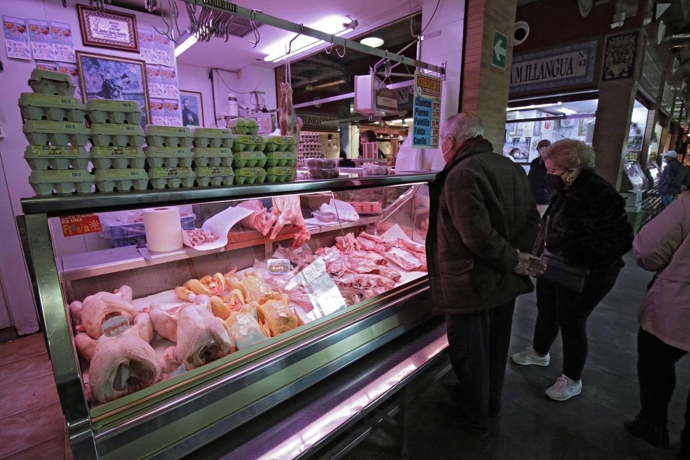 Los mercados de Sevilla han ofrecido sus mejores productos para la Navidad. JUAN FLORES