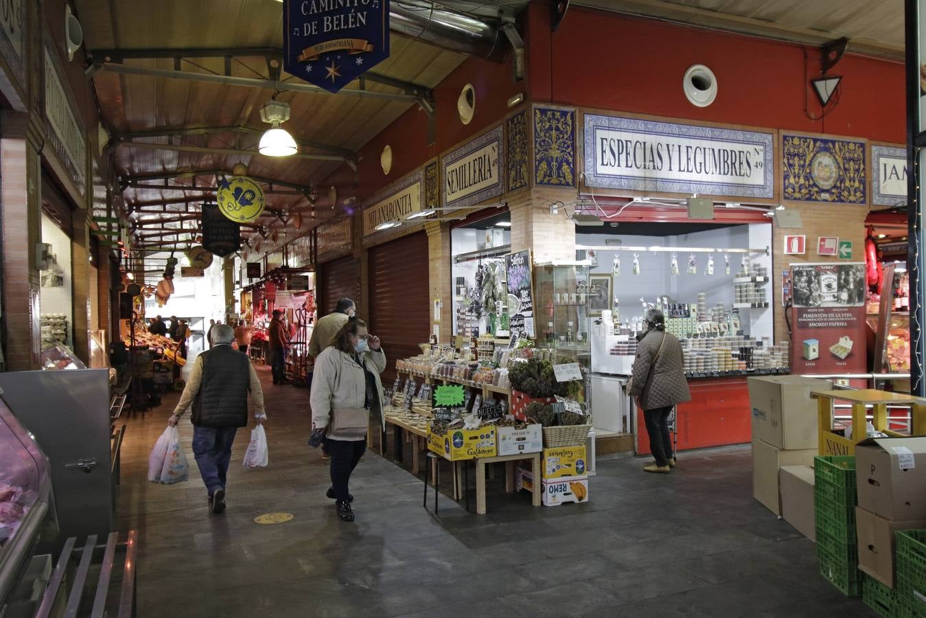 Los mercados de Sevilla han ofrecido sus mejores productos para la Navidad. JUAN FLORES