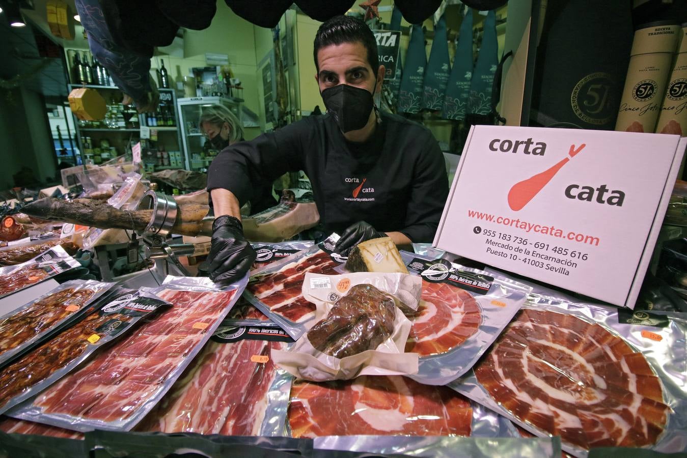 Los mercados de Sevilla han ofrecido sus mejores productos para la Navidad. JUAN FLORES