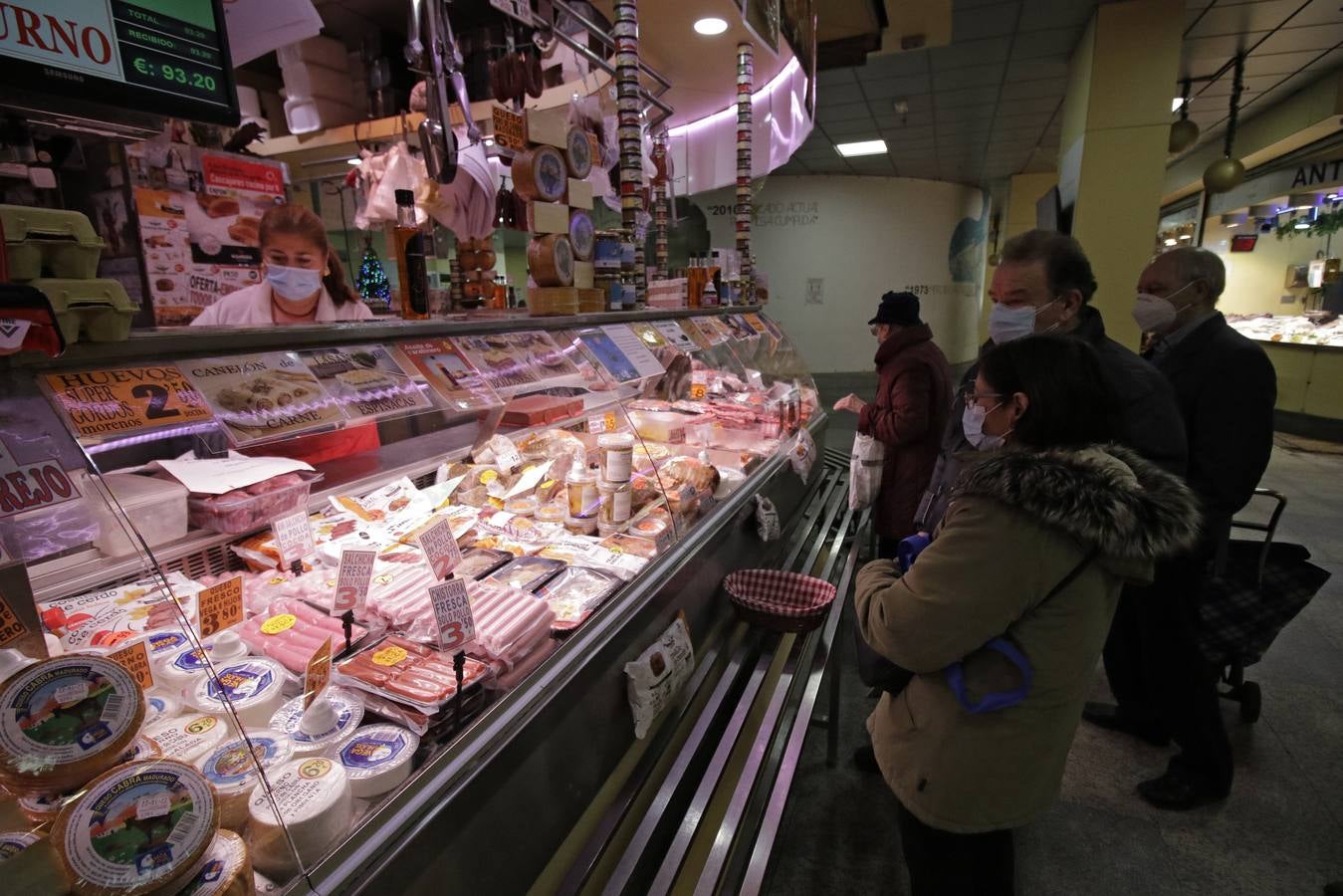 Los mercados de Sevilla han ofrecido sus mejores productos para la Navidad. JUAN FLORES