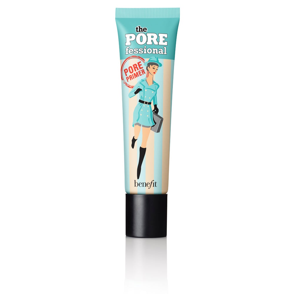 The POREfessional Primer de Benefit (32 €). La prebase más conocida nació en 2010. Libre de aceites, con una fórmula traslúcida, minimiza los poros y las líneas de expresión, consiguiendo un rostro perfecto. Se puede utilizar como prebase antes del maquillaje y para realizar retoques a lo largo del día. Además, su fórmula contiene un derivado de la vitamina E, que protege de los radicales libres. En 2019, se vendía un POREfessional Primer cada 9 segundos.