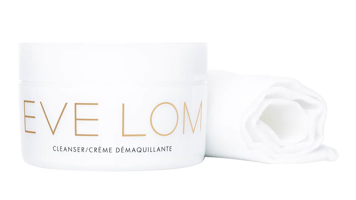 Bálsamo desmaquillador Cleanser Eve Lom (74,99 €). Con más de 30 año de historia, el limpiador de Eve Lom es otro de los cosméticos de culto que merece la pena probar. Un producto a base de aceite vegetales, que viene acompañado de una muselina de algodón que exfolia delicadamente la piel. Limpia, desmaquilla incluso el maquillaje waterproof y deja la piel hidratada.