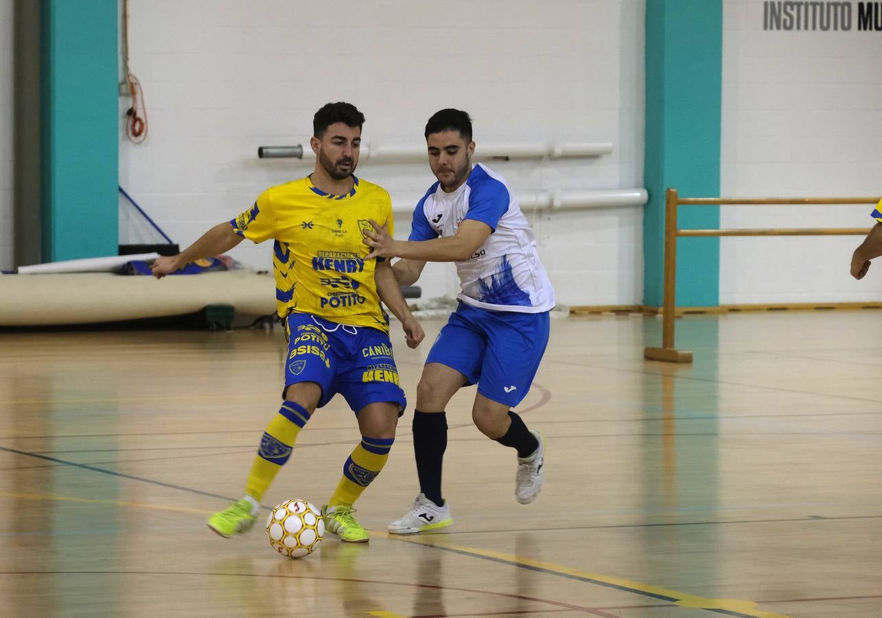 FOTOS: Partido de Reyes Magos de fútbol sala en el Complejo Deportivo Ciudad de Cádiz