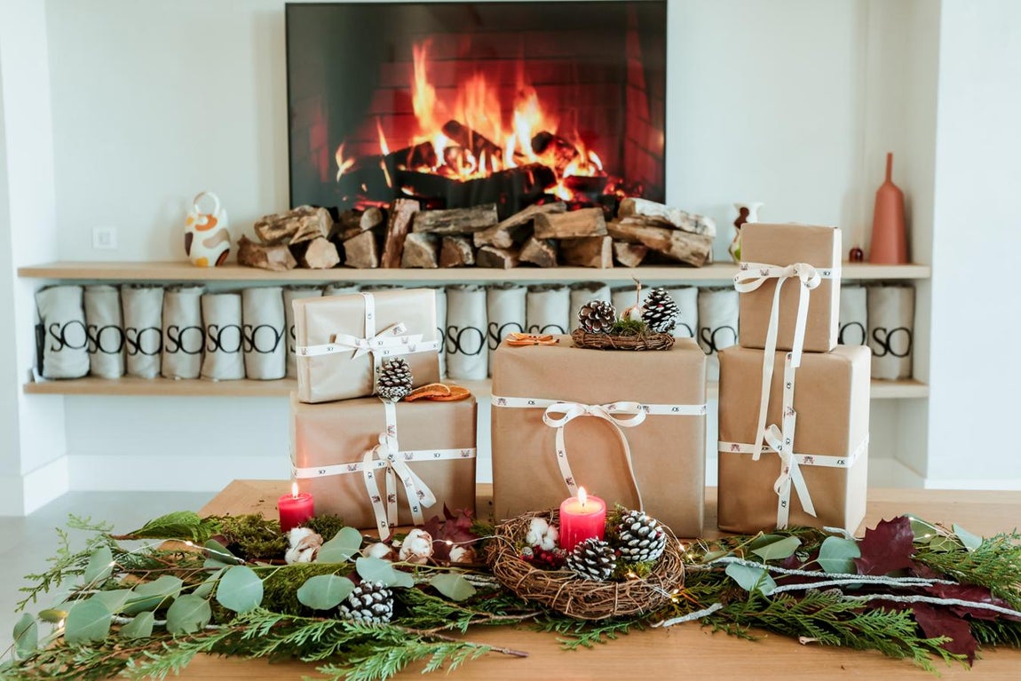 Cádiz: SO Sotogrande. El primer hotel 5 estrellas ubicado en la exclusiva urbanización de Sotogrande propone un menú distintivo para unas fechas memorables. Durante la última noche del año, se servirán platos principales como Bisque de raviolone de bogavante con velouté de puerros y alcachofas de Jerusalén, un plato nada típico que reclama la atención de los visitantes. La idea detrás del raviolone es traer la pasta casera sabrosa para la víspera de Año Nuevo, tanto la langosta como las alcachofas de Jerusalén son utilizadas en Italia para ocasiones especiales como Nochevieja. Los chefs italianos combinan la pasta casera para recalcar su origen y reflejar el sentido de simplicidad con un toque referente al lujo. Con el fin de que los huéspedes puedan disfrutar la oferta 360º, SO/ Sotogrande presenta un pack (desayuno + cena Nochevieja + late check-out + descuento en SO/ SPA &amp; HEALTH CLUB) para quedarse alojado sin preocuparse de tener que volver a casa y poder celebrar comiendo y bebiendo en este oasis mediterráneo. Precio: dese 540 euros/ noche