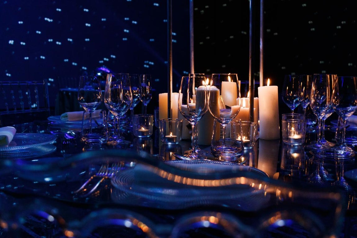 Barcelona: Hotel Arts. Este hotel cuenta con la propuesta de los deliciosos menús del restaurantes Enoteca Paco Pérez que la noche del 31 de diciembre servirá un menú de fin de año con esencia mediterránea. Una degustación de platos con toques de lo más sofisticados que dará paso a las doce uvas y, para los que quieran alargar la noche, se incluirá el acceso al cotillón del Gran Saló Gaudí. Entre las delicias de Enoteca para esta ocasión encontramos elaboraciones exquisitas como el bogavante con mantequilla marina, flores, hojas y brotes de invierno, o las angulas con jugo al wok de anguila, gnocchi de patata al All i Pebre y trufa melanosporum. Precio: 335 euros/ persona + mardije 160 euros.