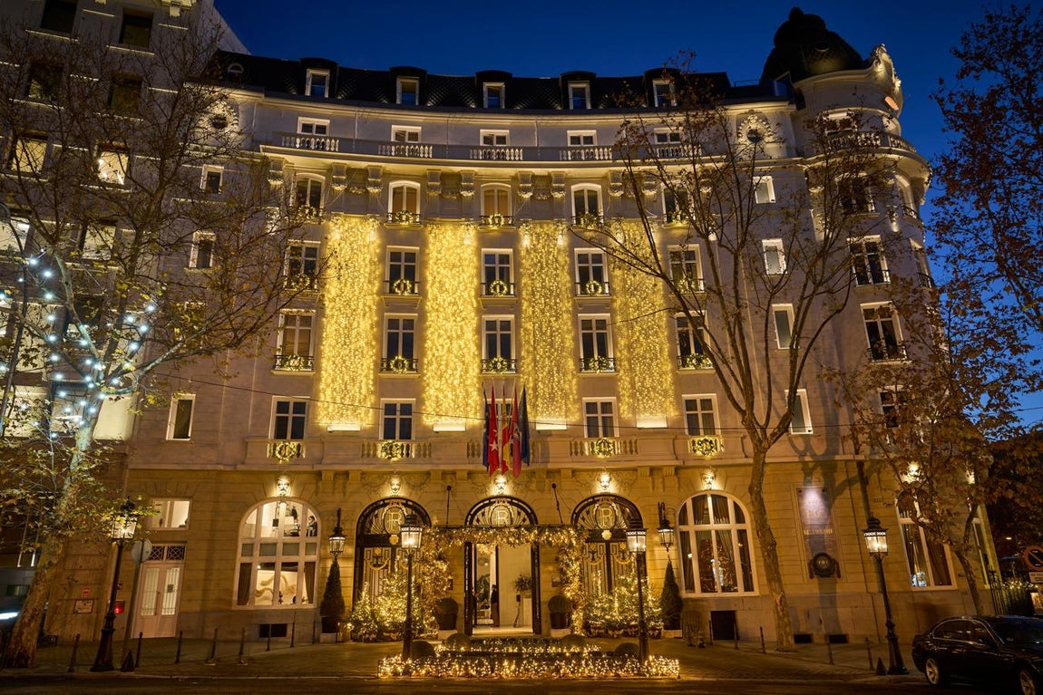 Madrid: Hotel Mandarin Oriental Ritz. El chef Quique Dacosta, tres estrellas Michelin, firma una de las propuestas más exclusivas de la última noche del año en Madrid. Al frente del proyecto gastronómico del Mandarin Oriental Ritz Madrid, Dacosta ha diseñado los menús que se servirán en los distintos espacios del hotel durante la cena del 31 de diciembre, cuyo valor asciende a los 980 euros. Con música en vivo durante al Gran Gala de Fin de Año, el hotel dispone asimismo de paquetes con la estancia incluida que parten de los 3.610 euros con estancia y cena para dos personas. Entre otras opciones, los clientes que lo deseen podrán además disfrutar del servicio de mayordomo durante toda su estancia, así como traslados al aeropuerto en limusina.