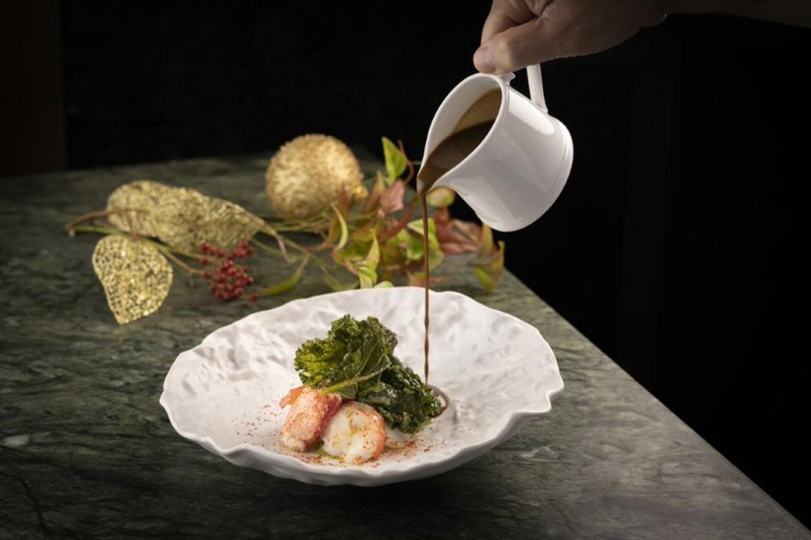 Madrid: Rosewood Villa Magna. Situado en pleno paseo de la Castellana y rodeado de las tiendas y restaurantes más lujosos de Madrid, el recién estrenado Rosewood Villa Magna recupera la esencia de un palacete, rodeado de espectaculares jardines. Su oferta gastronómica protagonizada por el Chef Jesús Sánchez (3*Michelin) cuenta con una interesante propuesta para la cena del 31 de diciembre. Se trata de la propuesta del restaurante Amós, protagonizada por Lomo de Lubina con Vinagreta de Tomate Fresco y Canelón de Perdiz en Su Propio Jugo, con Ensalada de Lombarda y Piñones. Lo mejor del cantábrico con un menú que incluye aperitivos, entrantes, plato principal, pre-postre y postre, además de bodega por un precio de 487 euros. El hotel cuenta también con el restaurante Las Brasas de la Castellana, en el corazón del emblemático edificio, liderado por Amalio Prados con platos como el Solomillo De Vaca Fisterre, Rodaballo Al Horno con Setas Salteadas, Carabinero Asado o Royal De Erizo De Mar, con un precio de 425 euros.