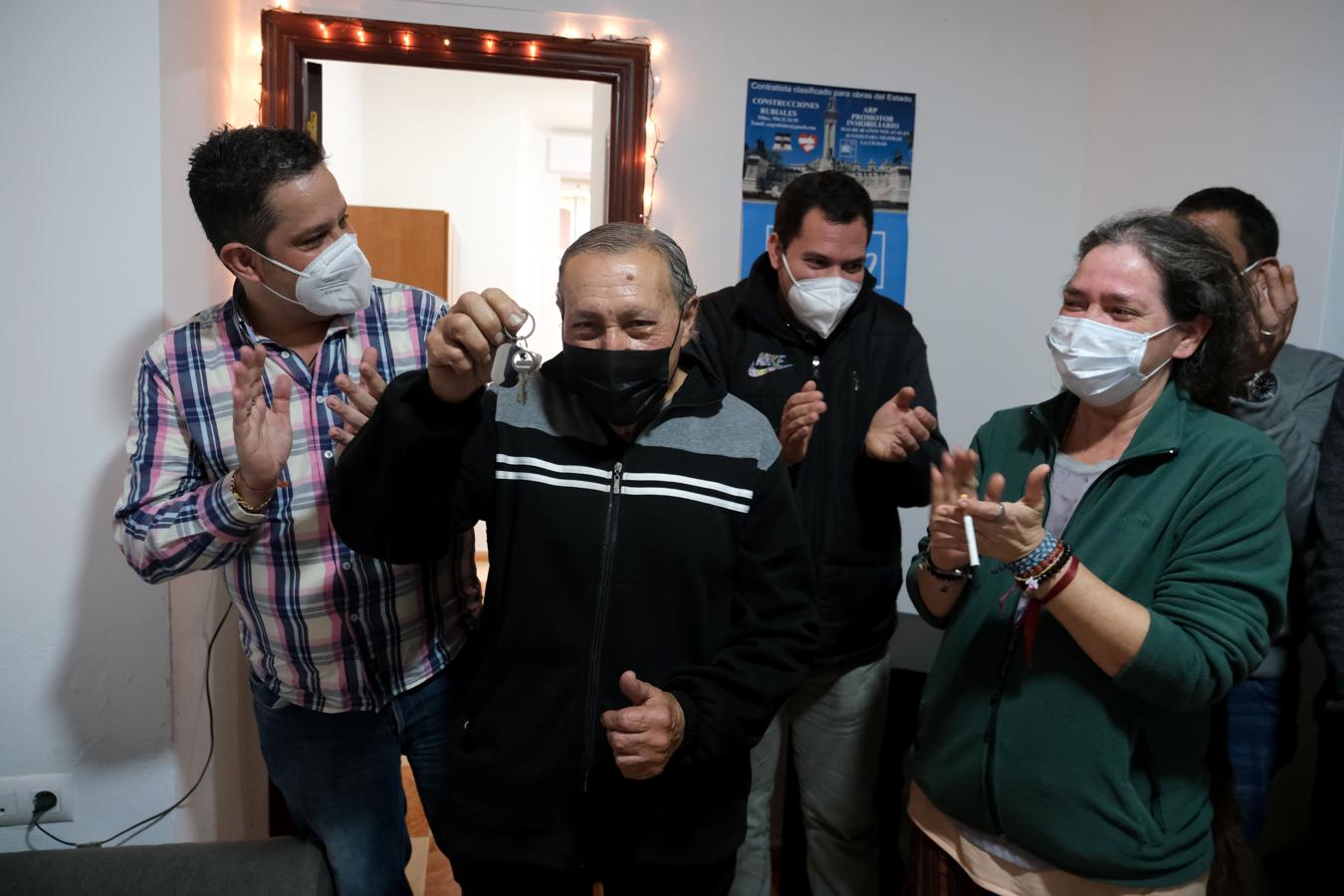 En imágenes: La llegada del abuelo José María, que vivía en un coche, a su nueva casa