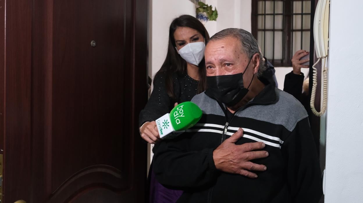 En imágenes: La llegada del abuelo José María, que vivía en un coche, a su nueva casa