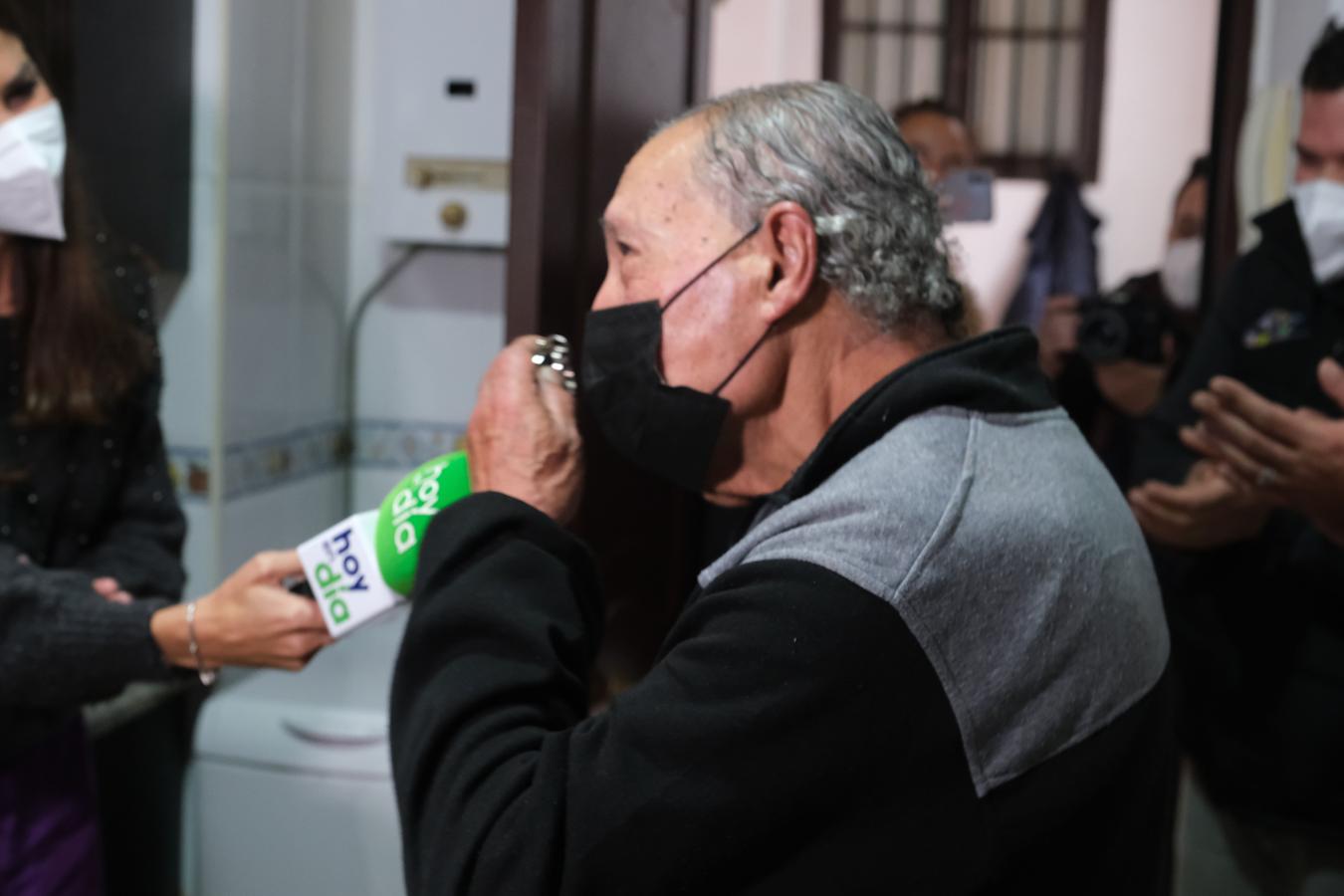 En imágenes: La llegada del abuelo José María, que vivía en un coche, a su nueva casa