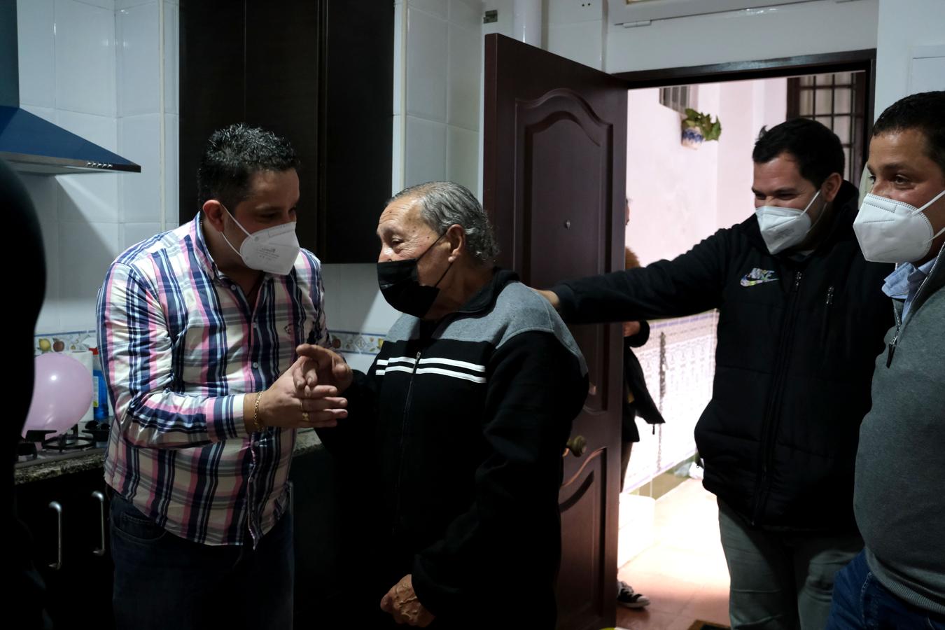 En imágenes: La llegada del abuelo José María, que vivía en un coche, a su nueva casa