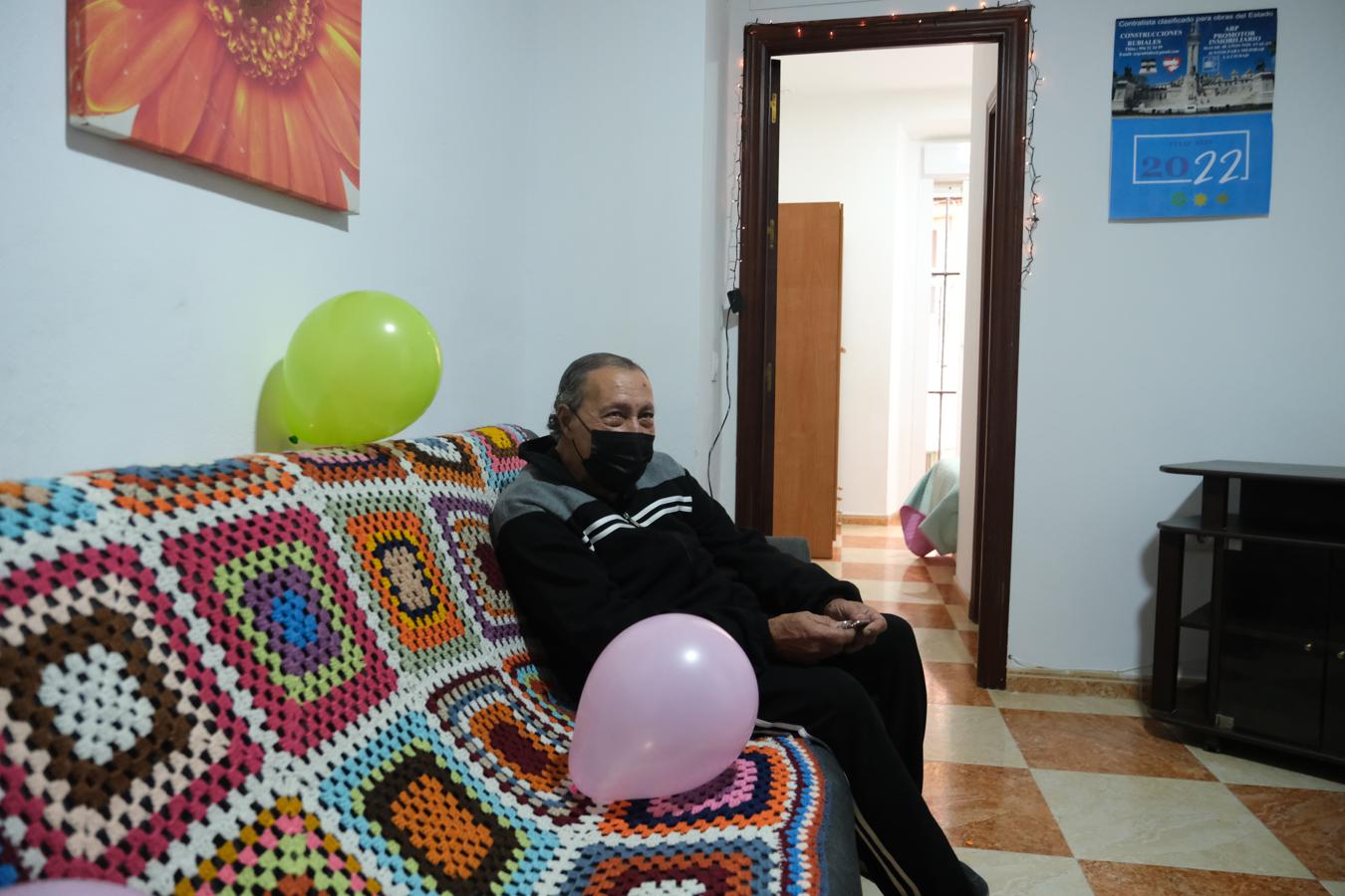 En imágenes: La llegada del abuelo José María, que vivía en un coche, a su nueva casa