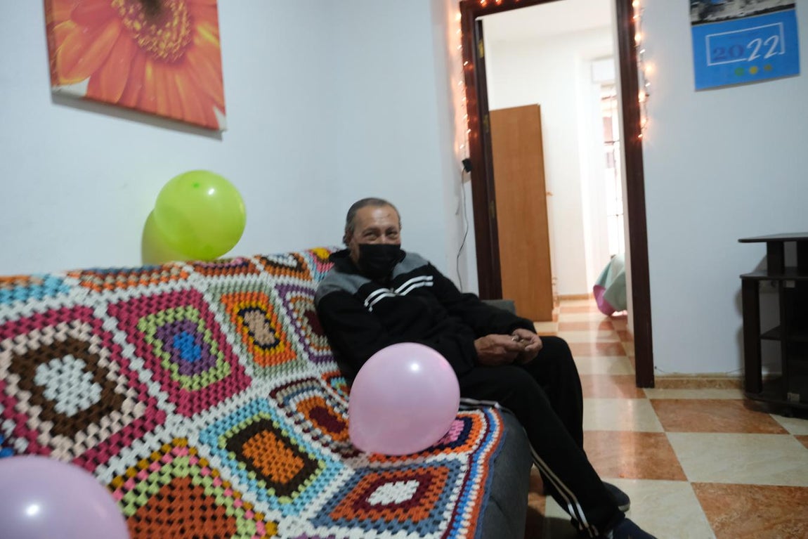En imágenes: La llegada del abuelo José María, que vivía en un coche, a su nueva casa