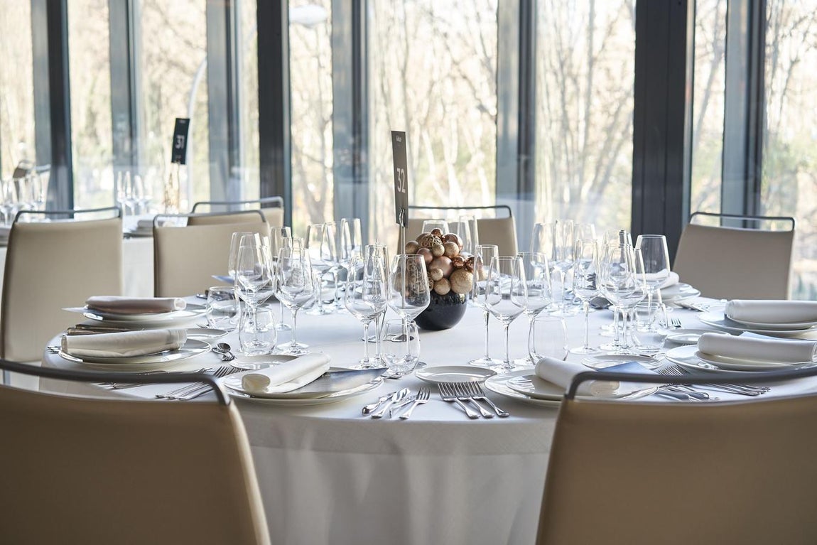 Madrid: VP Plaza de España. Ubicado en la planta 12 del hotel VP Plaza de España, Ginkgo Sky &amp; Bar propone una divertida opción para la cena de Nochevieja con los Ginkgo Shows by Grey Goose, una cena con espectáculo Jamón &amp; Japón. La propuesta gastronómica del restaurante incluye entrantes como el jamón ibérico de bellota, ostras con caviar o ensalada de bogavante; para continuar con el rodaballo asado con alcachofas o el solomillo de Wagyu. Tras las uvas, distintas opciones de localizaciones en el hotel con opciones más relajadas y otras más animadas con un show sugerente y provocativo que juega con el flamenco y la música asiática para dejar sin palabras a los asistentes y un precio de 450 euros.