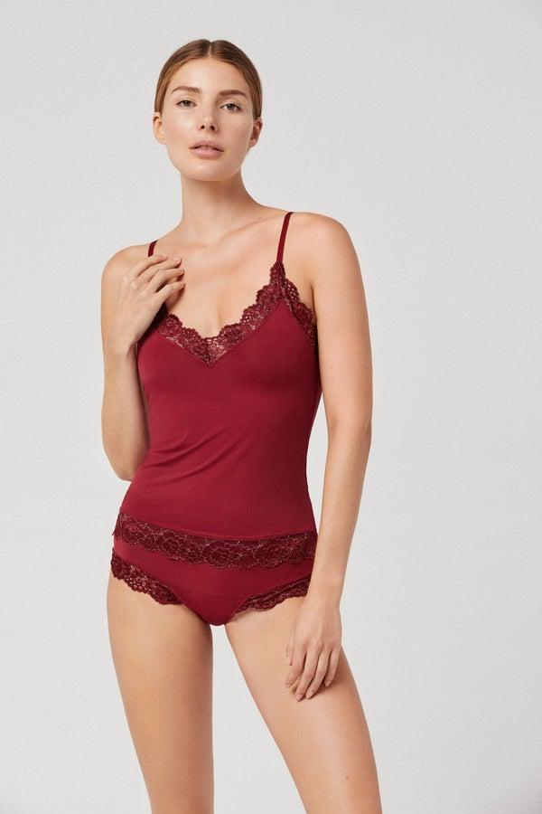 Conjunto de camiseta y tanga lencero de Ysabel Mora (9,95€ y 7,95€).