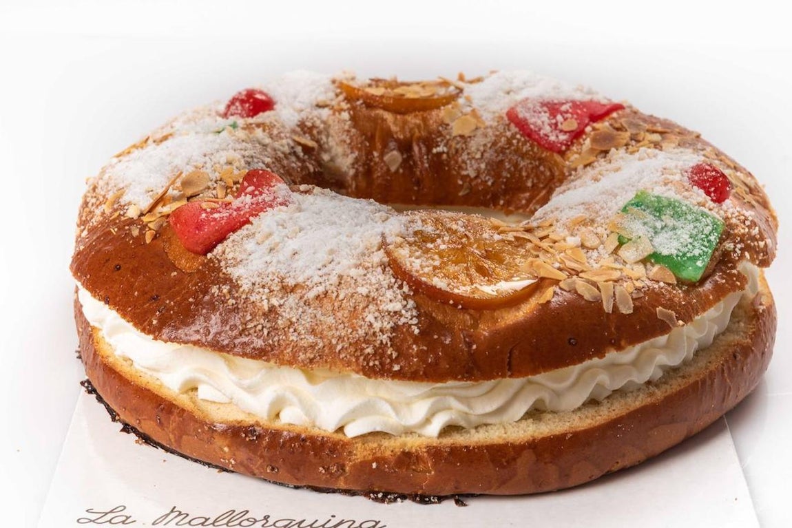 La Mallorquina. La Mallorquina asegura haber sido la primera pastelería de la ciudad en introducir este dulce a finales del siglo XIX, inspirado en un dulce francés conocido como 'gâteau des Rois'. En esta casa fundada en 1894 el roscón de Reyes está disponible en versión clásica y relleno de nata, crema o trufa. Todos ellos decorados con almendras, frutas escarchadas –cereza, melón y naranja– y azúcar. Elaborado en el obrador de manera artesanal, se venden en diferentes tamaños –a partir de 250 gramos y hasta 1,5 kilogramos–. Puede adquirirse en la pastelería de la Puerta del Sol, 8; en Velázquez, 39; Glorieta de Quevedo,2; en su tienda online y en Glovo, para envíos a domicilio.
