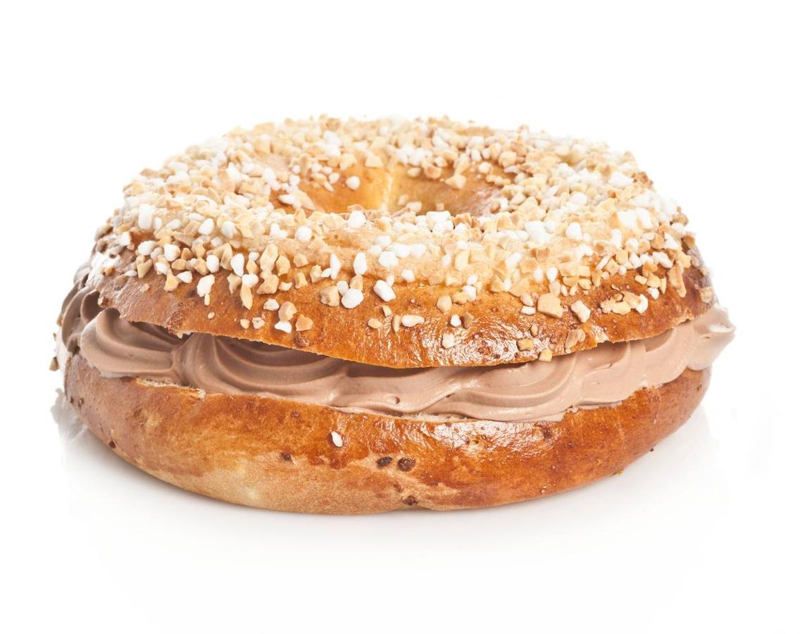 Moulin Chocolat. Ricardo Vélez, maestro pastelero y propietario de Moulin Chocolat, elabora su roscón con una base de masa de brioche de mantequilla fresca aromatizada con agua natural de azahar de la centenaria fábrica Luca de Tena, ron añejo y ralladura fresca de cáscara natural de naranja y limón. Se ofrece sin relleno o relleno de nata, yema tostada o trufa. Se puede pedir con fruta confitada, pero no las lleva en su propuesta original. Su precio –tamaño único de medio kilo– es de 23 euros y de 34 con relleno. Calle de Alcalá, 77.