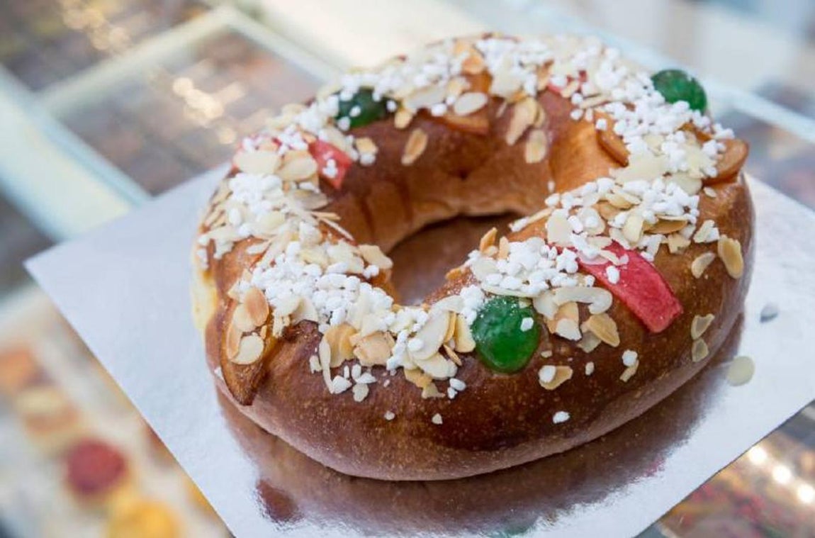 La Duquesita. Elaborado por Oriol Balaguer, el tradicional postre está disponible en versión de brioche sin relleno o con relleno de nata, trufa o crema tostada y decorados con frutas escarchadas –naranja, melón y cereza– almendra y dos azúcares. Para Oriol Balaguer, la elaboración de un buen roscón está basado en «fermentaciones largas, de aproximadamente 48 horas, masas blandas y un punto de equilibrado de azahar». El Roscón de Reyes de La Duquesita puede encontrarse en diferentes tamaños, a partir de 250 gramos, en su tienda de la calle de Fernando VI, 2. El de cuarto de kilo, sin relleno, tiene un precio de 14 euros –24 con relleno–; y de 26 y 36 euros respectivamente en su formato de medio kilo.