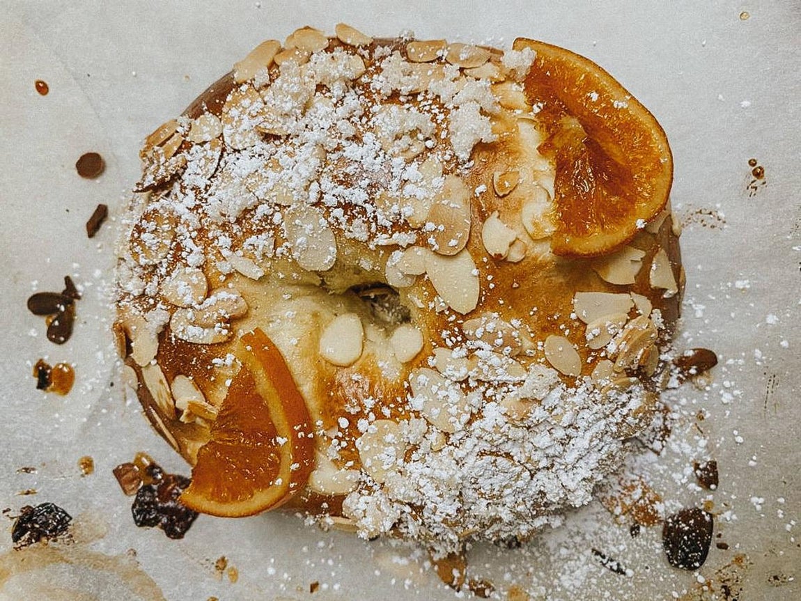 [H]arina. Este roscón está elaborado con masa madre, agua de azahar, ralladura de limón y de naranja, almendras y naranja confitada. Sus creadores destacan de la receta la textura ligera y esponjosa y que no es excesivamente dulce. La versión más demandada es la rellena de nata fresca que elaboran en el propio obrador –tamaño de medio kilo por 28 euros–. Varias tiendas en Madrid.