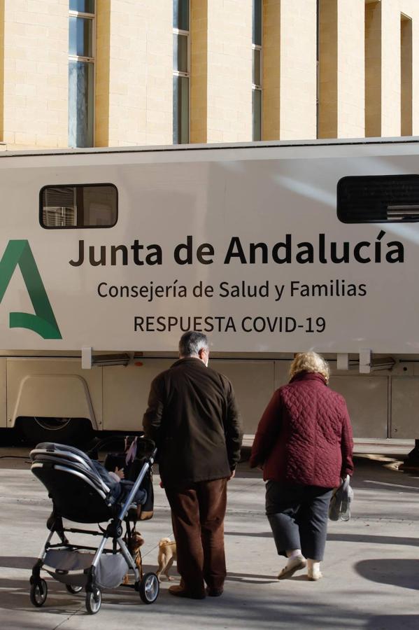 El punto móvil de vacunación del Covid en Córdoba, en imágenes