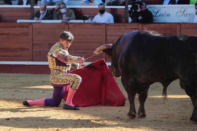 18 de abril. ‘El Cordobés’ regresó tres años después y Sanlúcar fue el destino elegido en una de las tardes del año para los aficionados al toreo. La plaza se adaptó a las medidas sanitarias exigidas para disfrutar de una tarde «como las de antes».