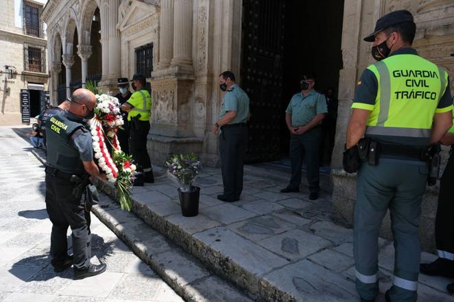 29 de mayo. Un guardia civil de Jerez perdió la vida en una persecución tras ser atropellado por los ocupantes de un vehículo que circulaba a más de 180 kilómetros por hora. Sus compañeros guardaron homenaje al agente fallecido en acto de servicio.