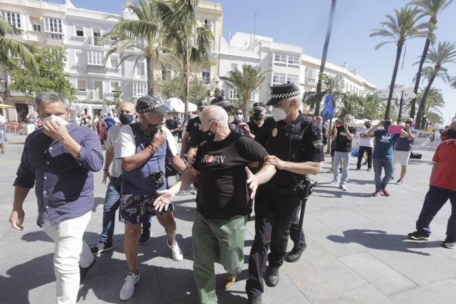 25 de junio. El uso de botes de humos durante las protestas de los policías locales obligó a Kichi a suspender el Pleno municipal. Miembros del equipo de Gobierno salieron a enfrentarse con los manifestantes, culpándoles ante los medios de usar la violencia para conseguir sus objetivos. Meses después, el alcalde legitimó el uso de la violencia durante las protestas del Metal.