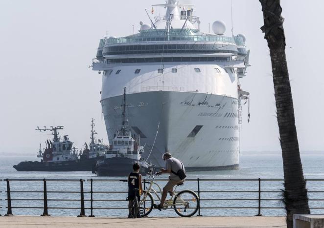 18 de agosto. Astillero fue uno de los principales motores de empleo de la Bahía. En agosto, el crucero ‘Carnival Victory’ partió del muelle de Cádiz con destino a Puerto Real, pero las instalaciones gaditanas estuvieron vacías pocas horas. Acto seguido llegó el ‘Enchanment of the seas’.