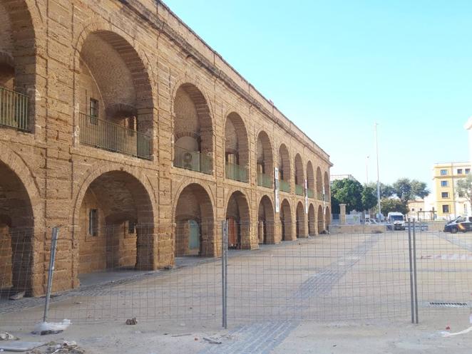 30 de septiembre. El Ayuntamiento de Cádiz desalojó a las personas sin hogar y valló los accesos a las Puertas de Tierra para que no volvieran a entrar.La medida puso fin al principal asentamiento de sin techo en la ciudad.