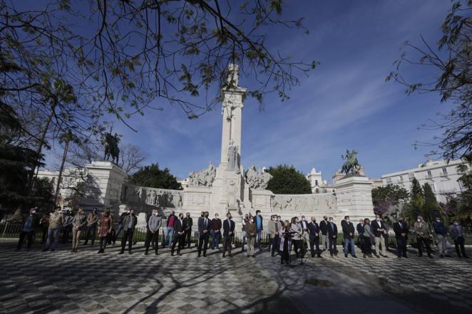 16 marzo. La Plaza de España fue el escenario elegido para una imagen poco habitual. Todos los alcaldes gaditanos dejaron sus siglas políticas al margen para reivindicar juntos recursos para que la provincia pudiera hacer frente a la crisis.