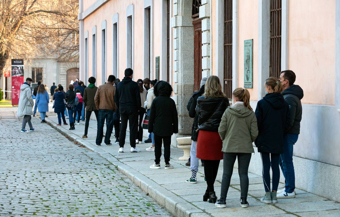 Colas en el campus de la Fábrica de Armas de Toledo, uno de los puntos para la realización de test para detectar el Covid