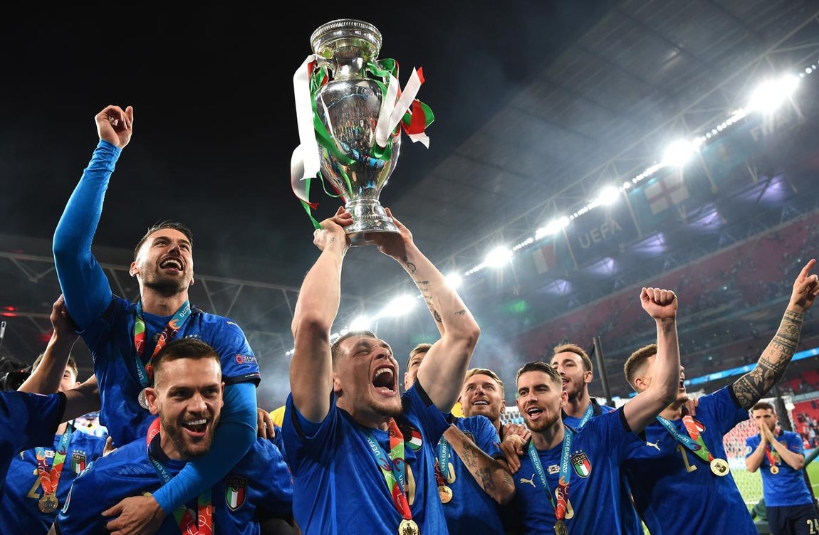 Italia recupera el cetro del fútbol europeo. La Nazzionale se proclamó campeona de Europa tras vencer a Inglaterra en los penaltis. Antes, había dejado fuera a España en semifinales, hasta donde había llegado el equipo de Luis Enrique dejando una gran sensación que permite albergar esperanzas en el futuro más cercano