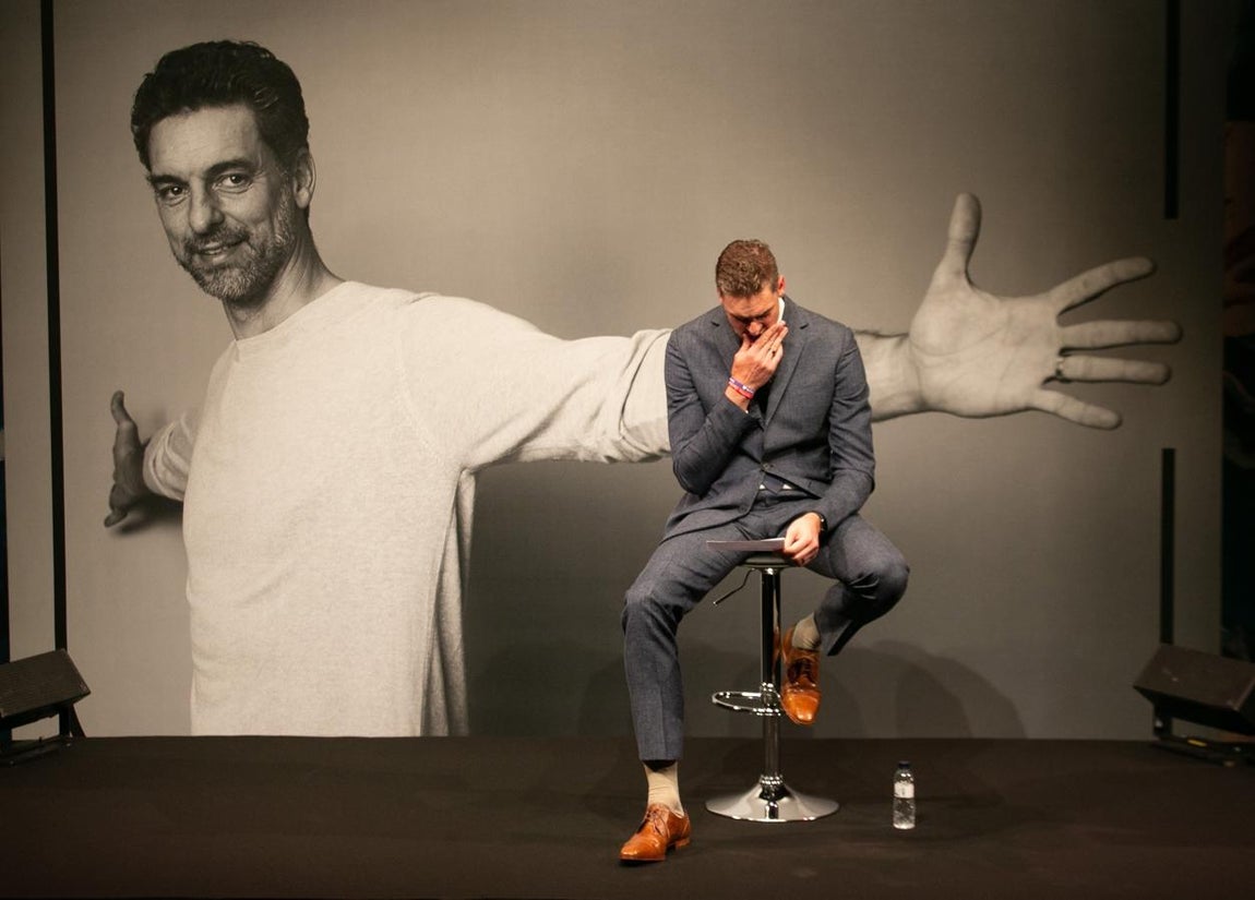 Adiós del mejor jugador de baloncesto de la historia. Tras haber superado su lesión en el pie y después de haber disputado los Juegos Olímpicos con España, Pau Gasol decidía poner punto final a su carrera. En su haber, un palmarés increíble que incluye dos anillos de la NBA y once medallas con España. Retirada del jugador que rompió todos los límites en la NBA y que marcó el camino para varias generaciones de chavales