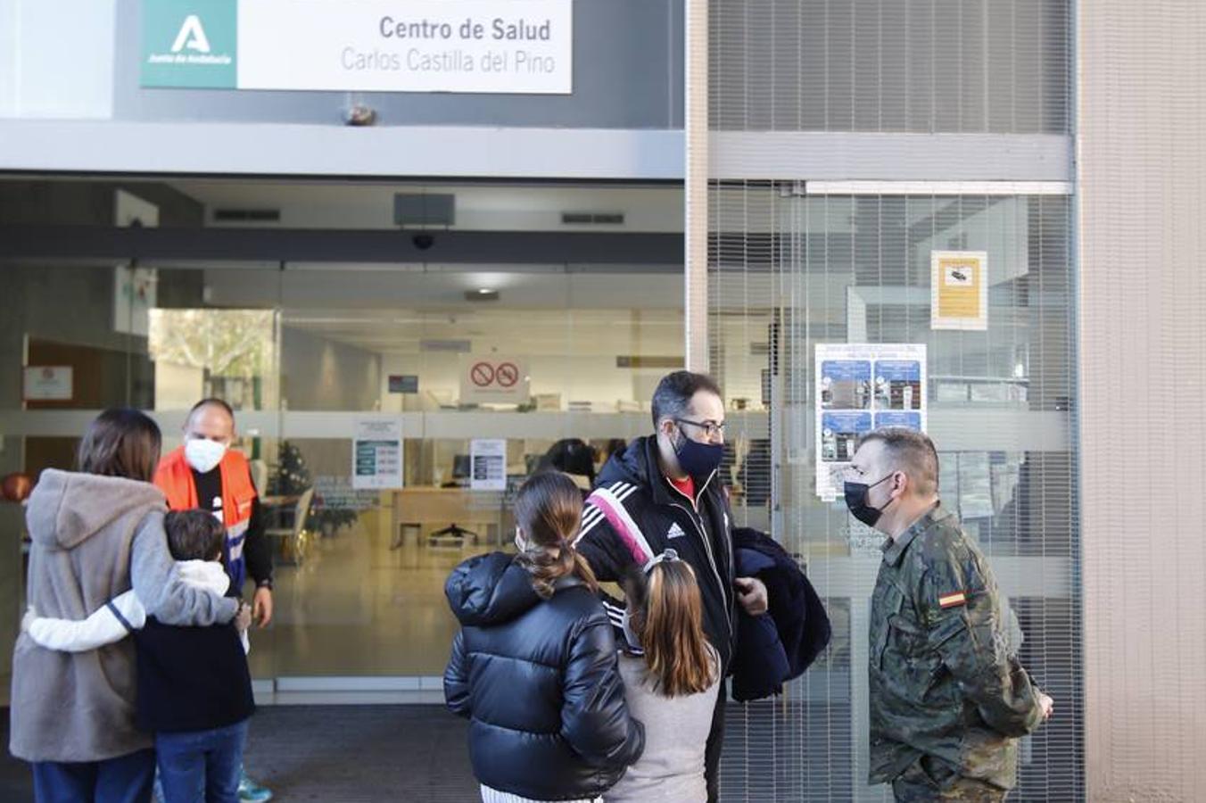 Los militares empiezan a poner vacunas Covid en Córdoba, en imágenes