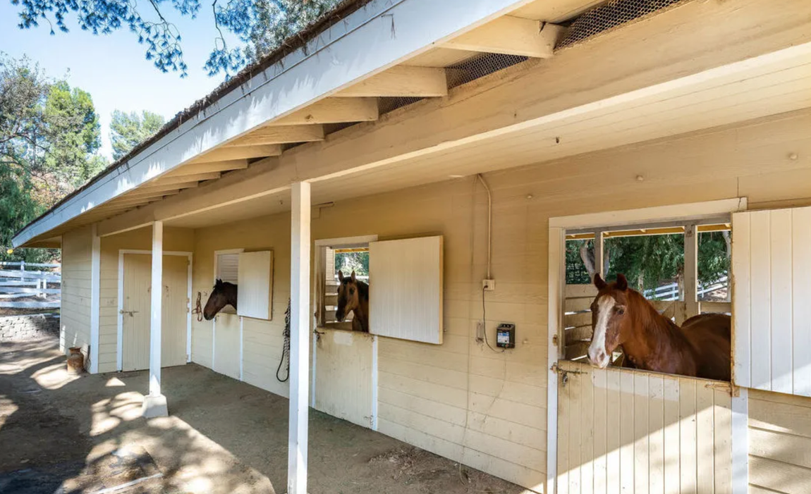 Así es la nueva propiedad de Kanye West. Según los registros, esta es la primera vez que la propiedad sale al mercado en 67 años, tiempo que ha permanecido en la misma familia, la cual no tiene relación con el mundo del espectáculo. De ahí que el rapero quisiera asegurarse la compra a toda costa.