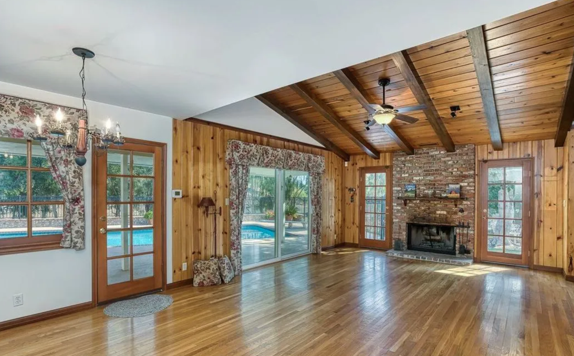 Así es la nueva propiedad de Kanye West. Construida en 1955, esta vivienda de unos 335 metros cuadrados distribuidos en un solo piso cuenta con cuatro dormitorios, dos cuartos de baños completos y un aseo. También hay un pequeño estudio, adjunto al garaje, con otro dormitorio y otro baño.