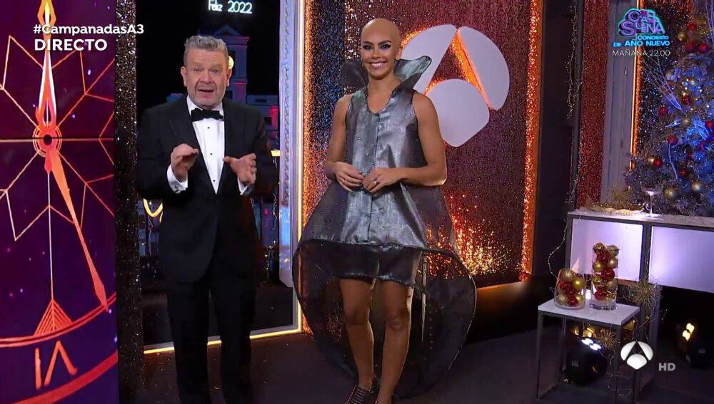 En Antena 3, una sorprendente Cristina Pedroche junta a Alberto Chicote han dado la bienvenida al 2022. 