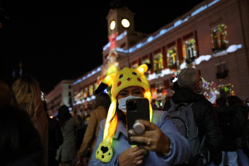 Una mujer se hace una foto minutos antes de celebrar las Campanadas de Nochevieja. 