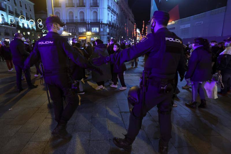 La Policía, controlando que se cumplieran las medidas de seguridad por la pandemia. 
