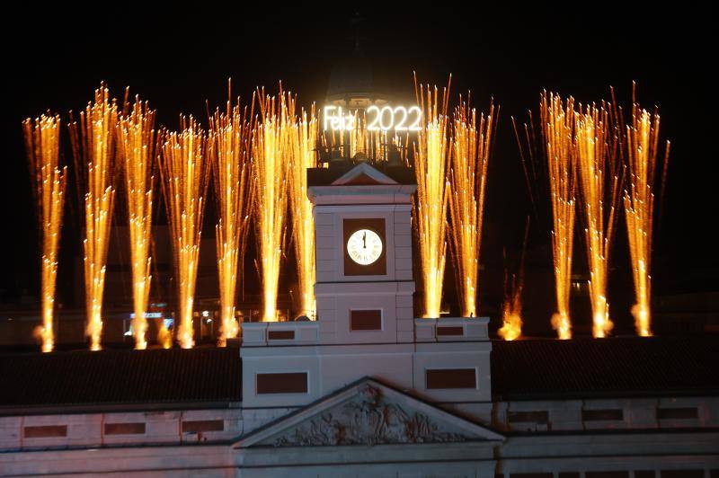 Puerta del Sol, marcando el inicio del 2022 con fuegos artificiales. 